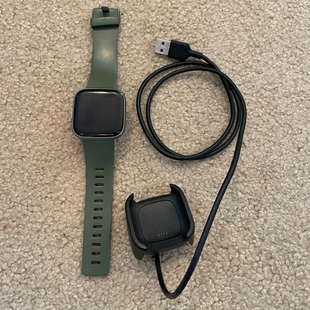 Fitbit Versatile 2 with Green Silicon Sportsband and Charger